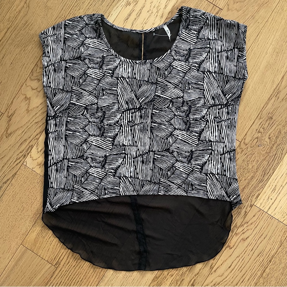 Poet Scoop Neck blouse Black White Abstract ZebraPattern Key Hole Back Large